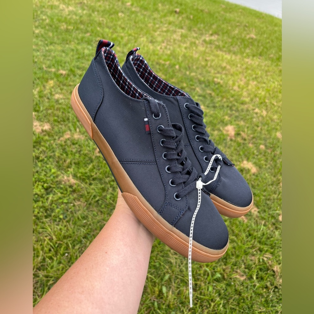 NWOT Ben Sherman Bristol Lace To Toe Sneaker in Navy and Beige Gum Trim Size 9